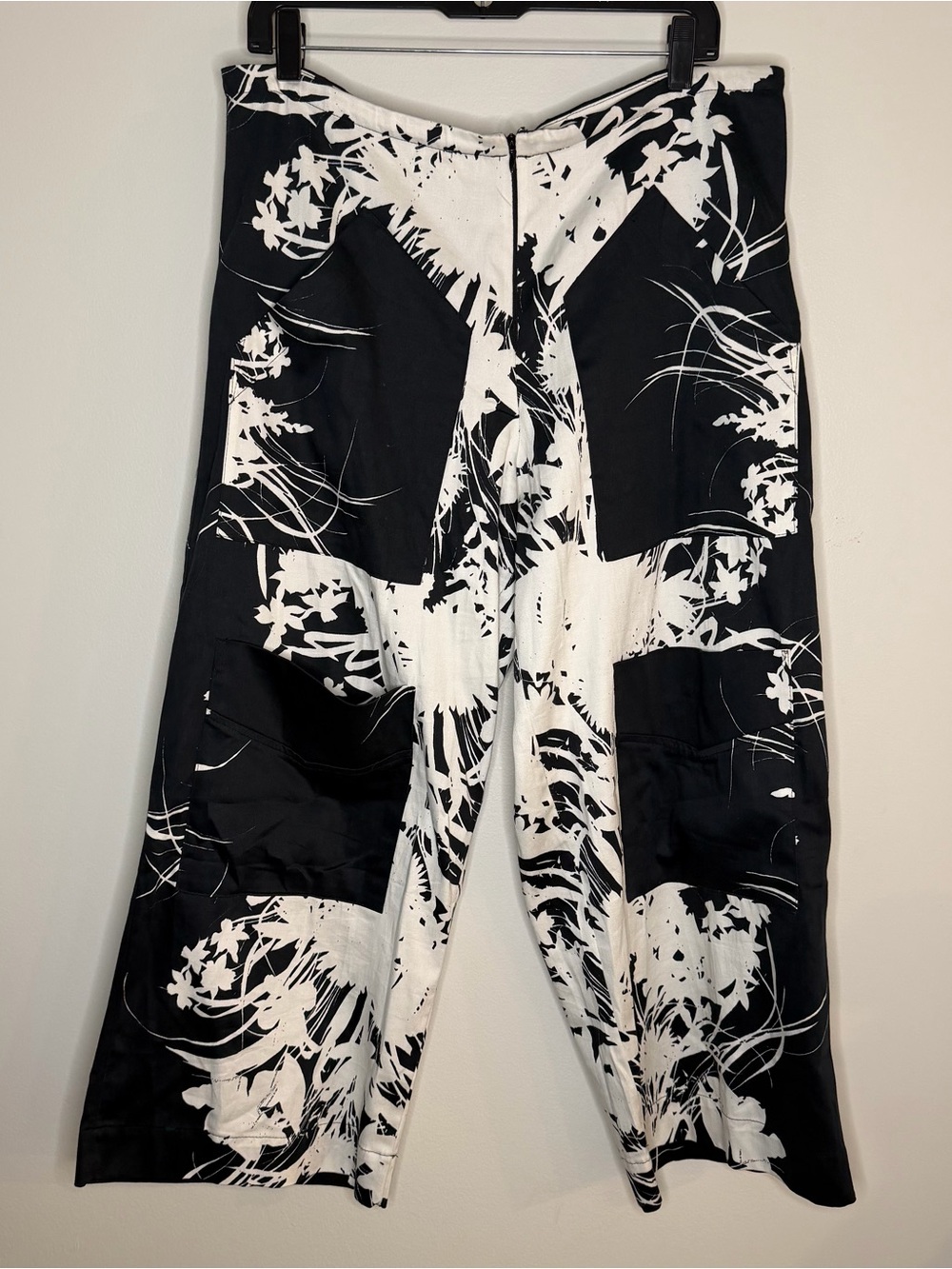 Alembika Black & White Abstract Print Capris with Side Pockets